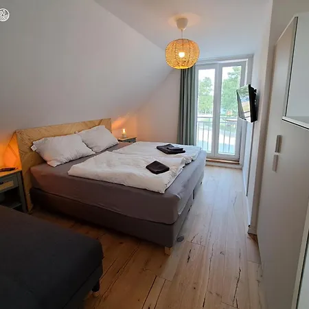 Haus Am Seeufer Mit Badestelle In 200m, Grosse Sonnenterrasse, Umzaeunter Garten, Hunde Willkommen 라인스베르크