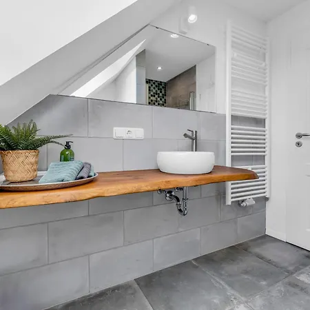 Haus Am Seeufer Mit Badestelle In 200m, Grosse Sonnenterrasse, Umzaeunter Garten, Hunde Willkommen Appartement