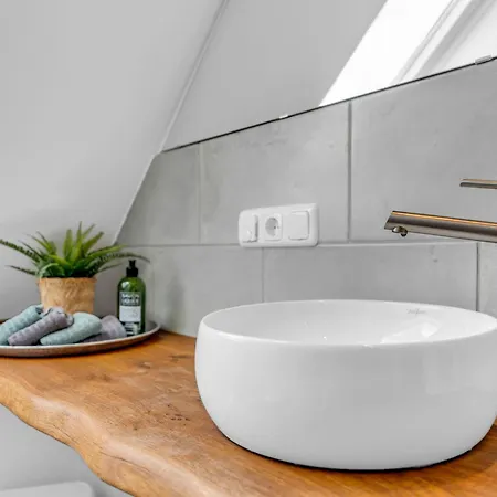 Haus Am Seeufer Mit Badestelle In 200m, Grosse Sonnenterrasse, Umzaeunter Garten, Hunde Willkommen Appartement *