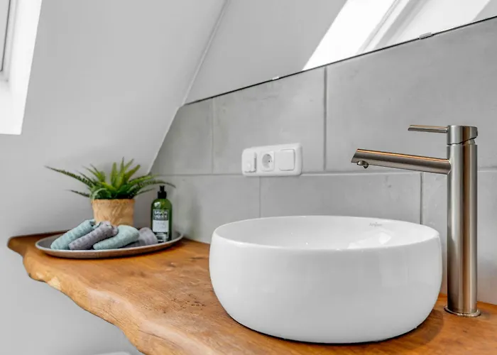 Haus Am Seeufer Mit Badestelle In 200m, Grosse Sonnenterrasse, Umzaeunter Garten, Hunde Willkommen شقة *