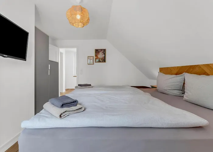 Haus Am Seeufer Mit Badestelle In 200m, Grosse Sonnenterrasse, Umzaeunter Garten, Hunde Willkommen ラインスベルク